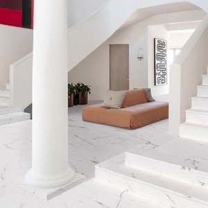 rosa-gres-porcelanico-mythos-selene-escalera