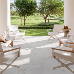 rosa-gres-porcelanico-mythos-selene-patio